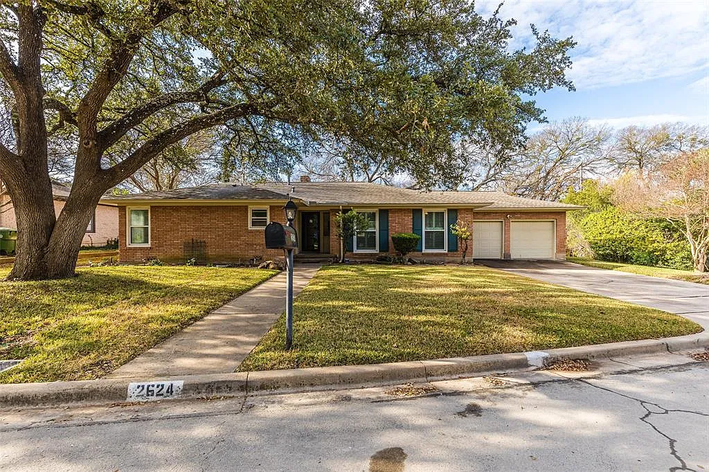 2624 Lake Oaks Rd — Photo 1