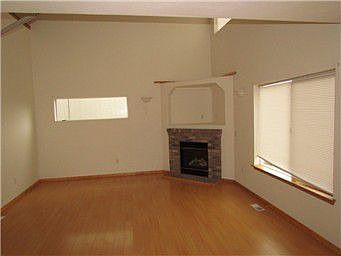 Family room w/corner fireplace
