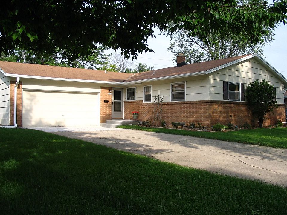 Hey....Nice Curb Appeal! (view fromStreet)