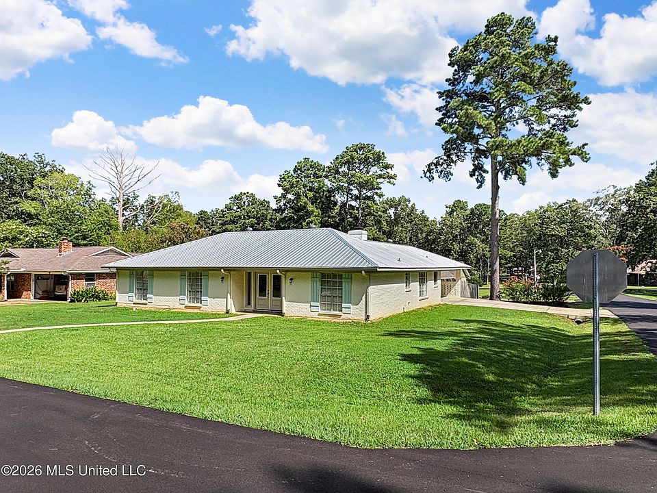1st image of 200 Poplar Dr