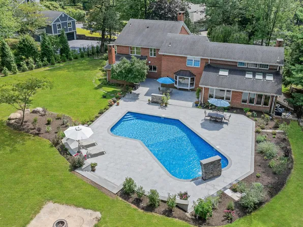 25 Cogswell Ln, Stamford, CT 06902