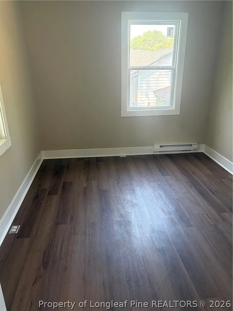 3 bed, 1.0 bath, 864 sqft, $1,275 — Photo 4