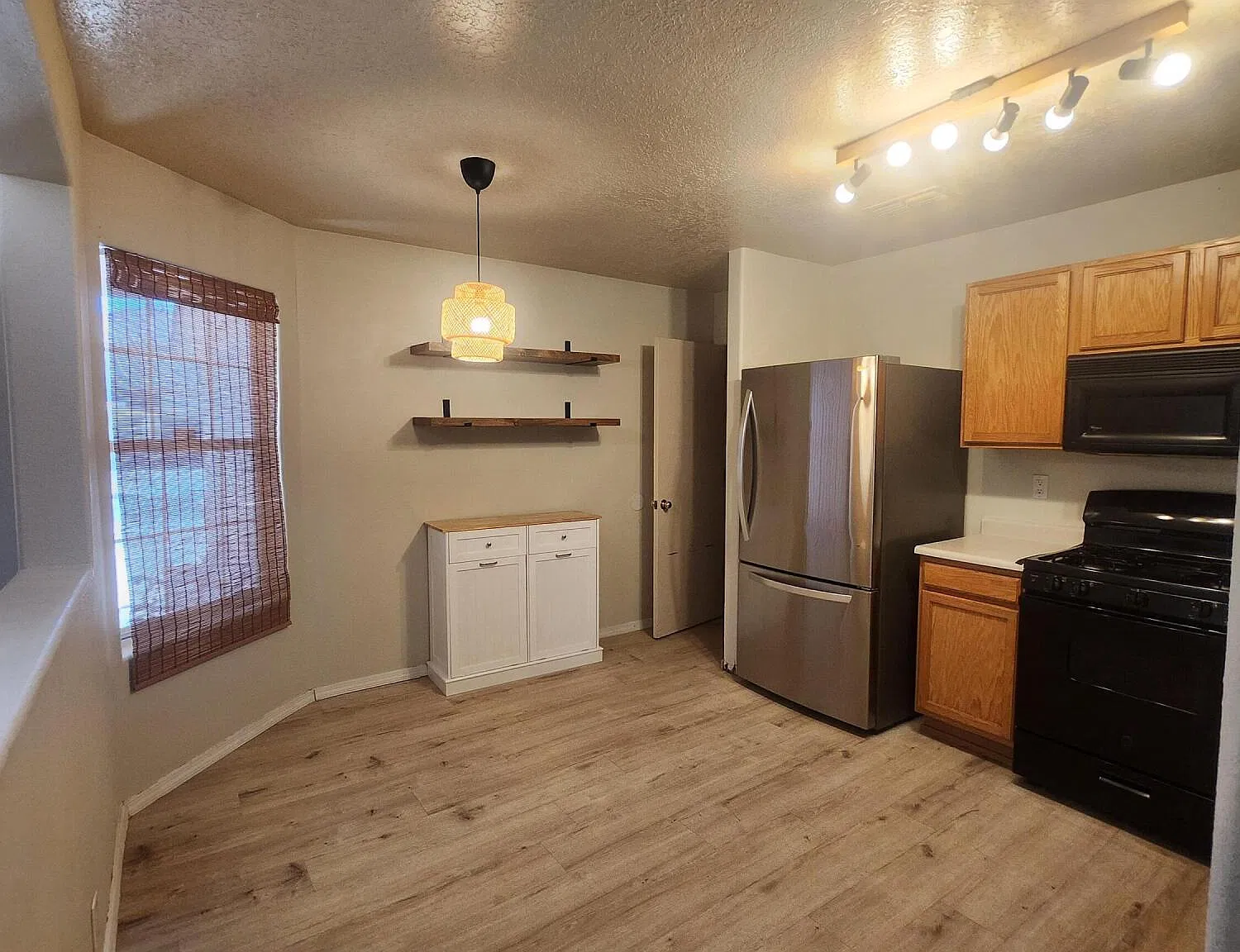 3 bed, 2.0 bath, 1511 sqft, $1,800 — Photo 2