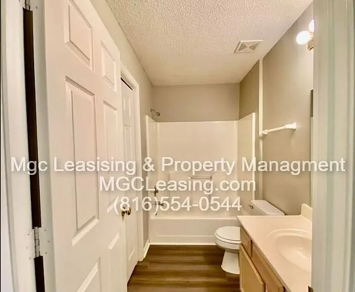 1012B NE Whispering Winds Ct #B — Photo 9