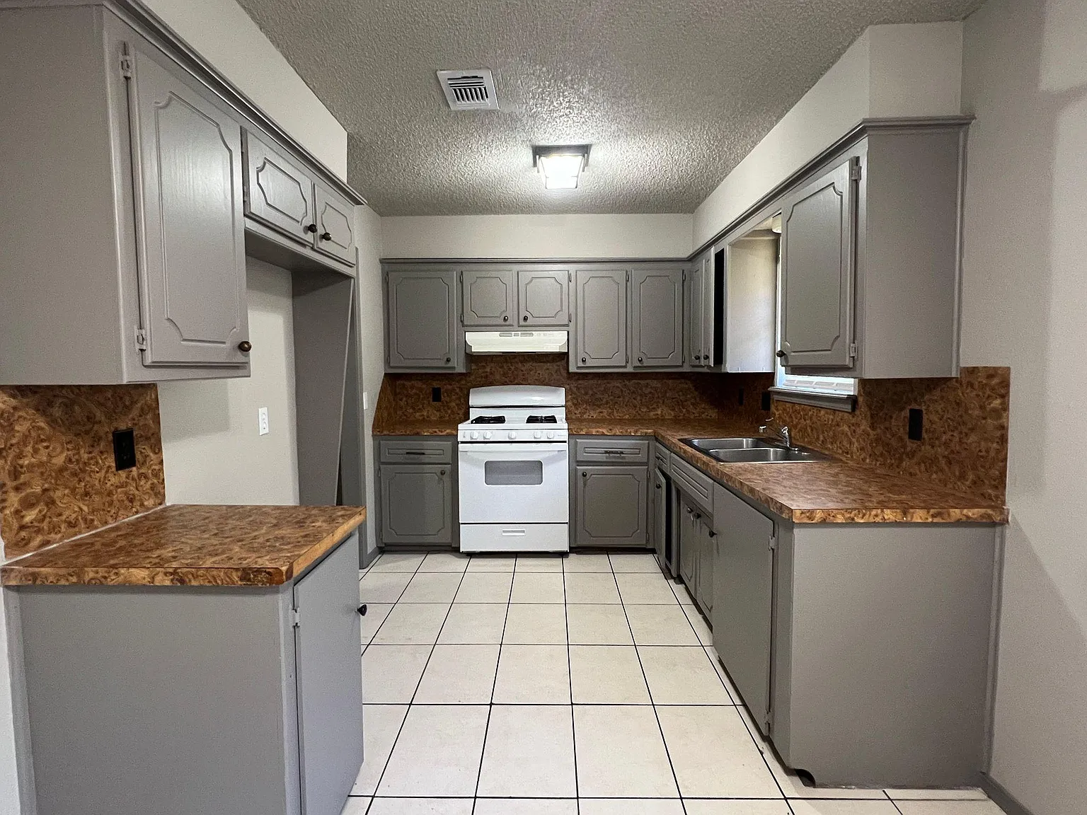 5 bed, 1376 sqft, $1,550 — Photo 3