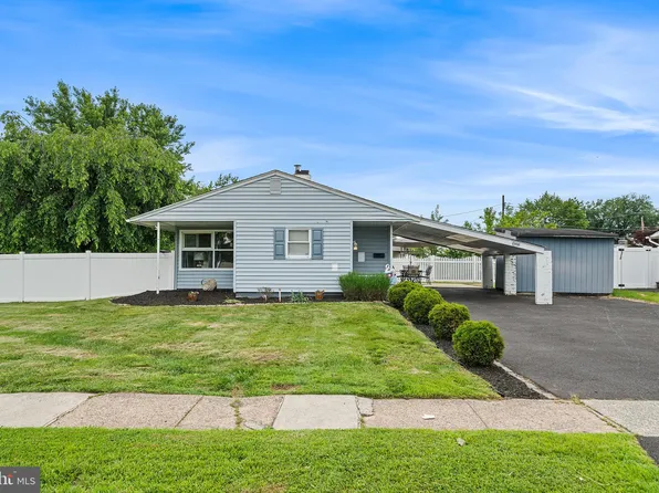1 Swan Ln, Levittown, PA 19055