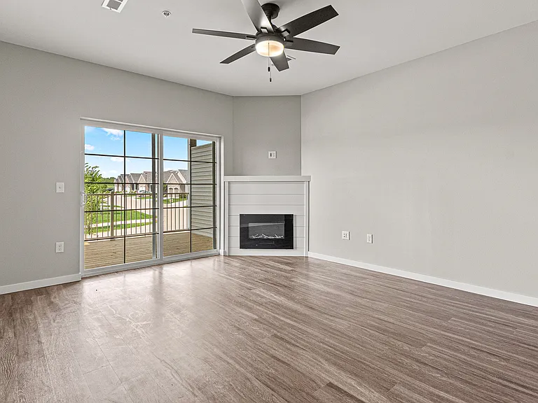 Spring Rose Cir — Photo 27