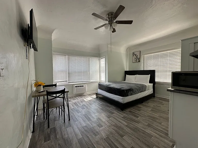 MacArthur Park Apartments — Photo 13