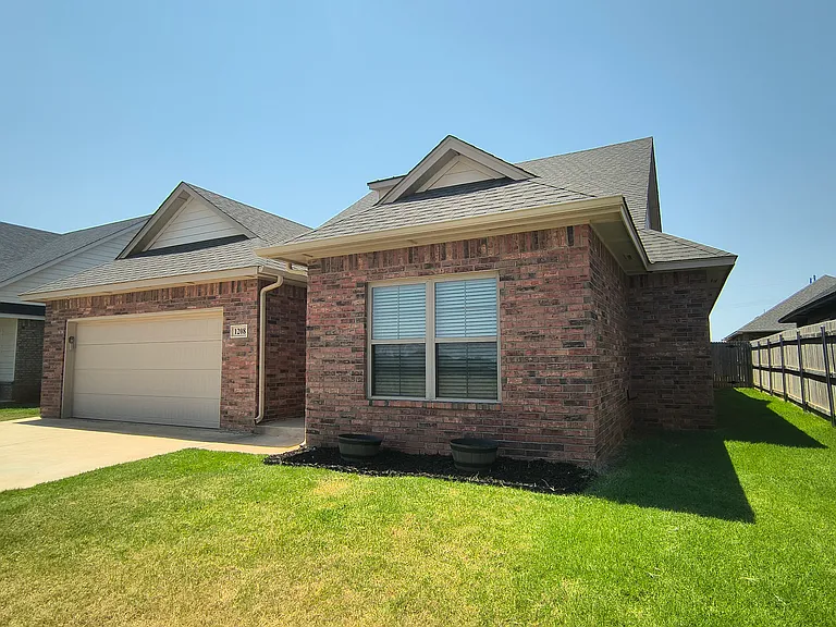 1208 La Vista Ln — Photo 2
