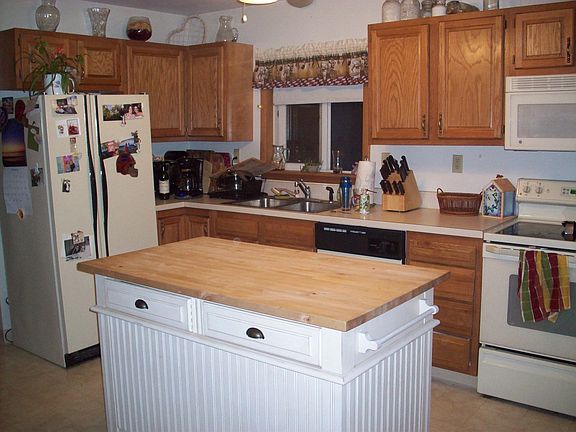 1st fl kitchen w/ island