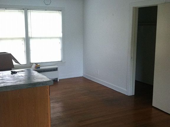 3rd image of 901 Chestnut Dr