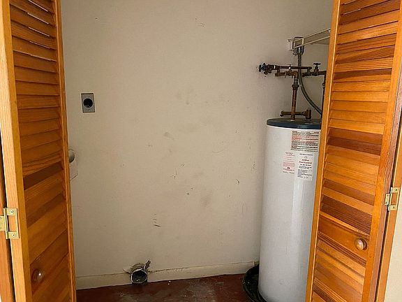 4th image of 555 Phoenicia Ave