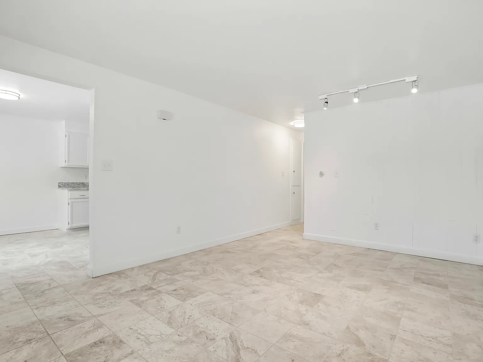 1 bedroom 1 bath apartment. Most Utilities included. — Photo 4