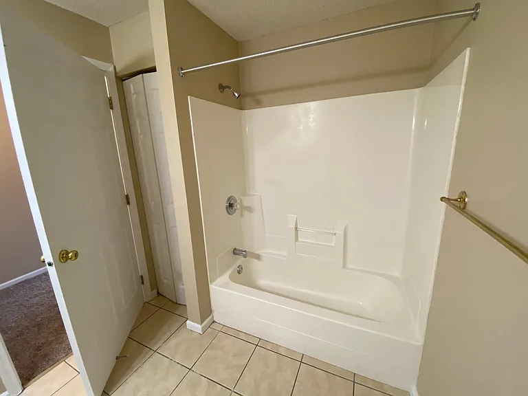 880 Kingsway Dr — Photo 6