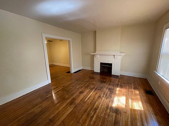 2nd image of 922 Grafton Ave