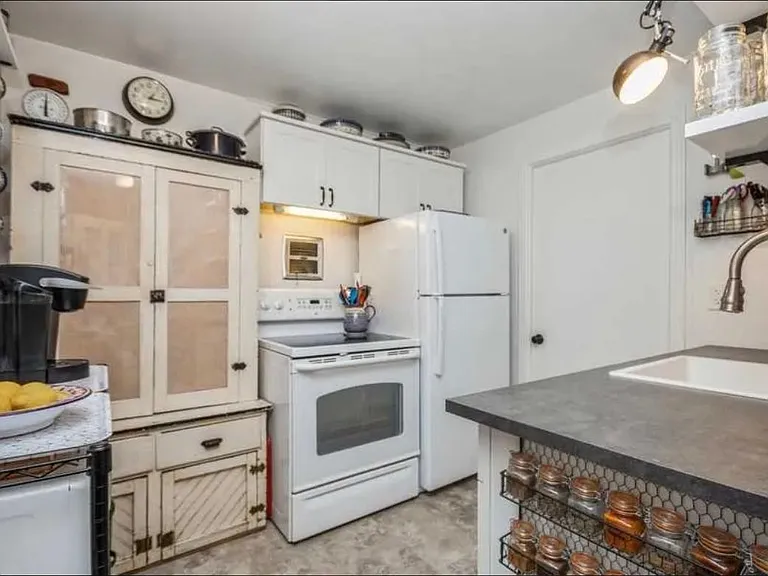 13 Clark Hts — Photo 2