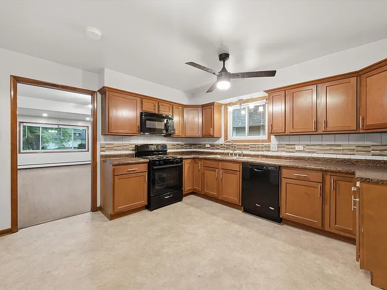 2521 Lewis St — Photo 23