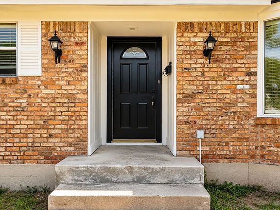 2nd image of 946 Highland Oaks Dr