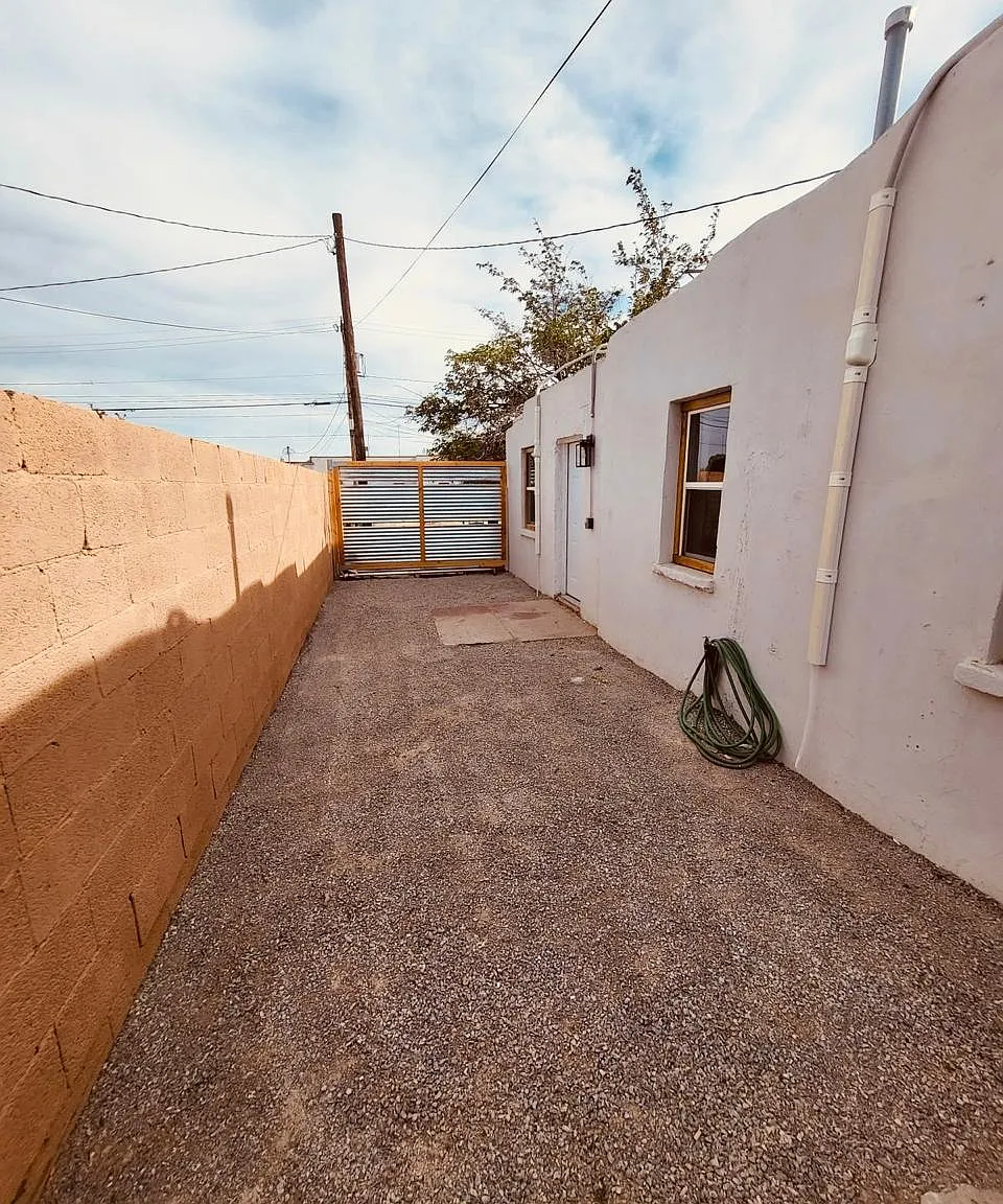 3220 E Yandell Dr — Photo 2