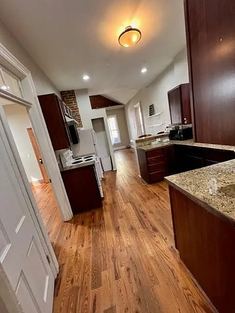 2 bed, 900 sqft, $2,200 — Photo 4