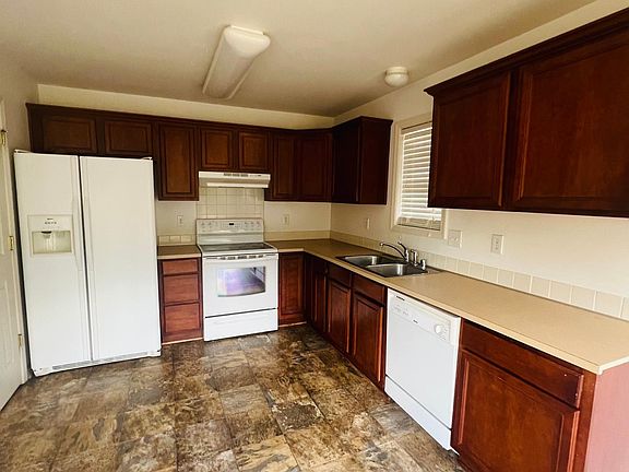 Spacious kitchen with breakfast area