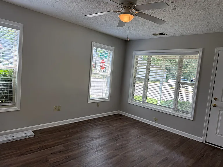 328 Ferguson St — Photo 9