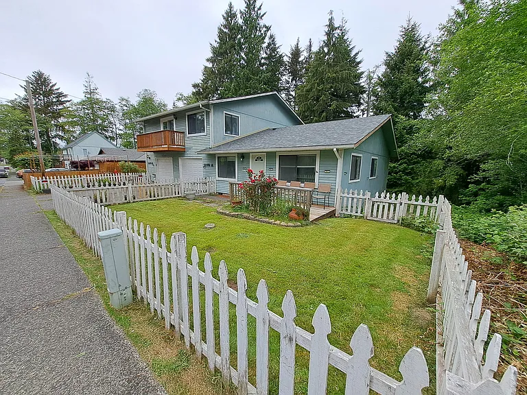 1670 Spruce Dr #B — Photo 2