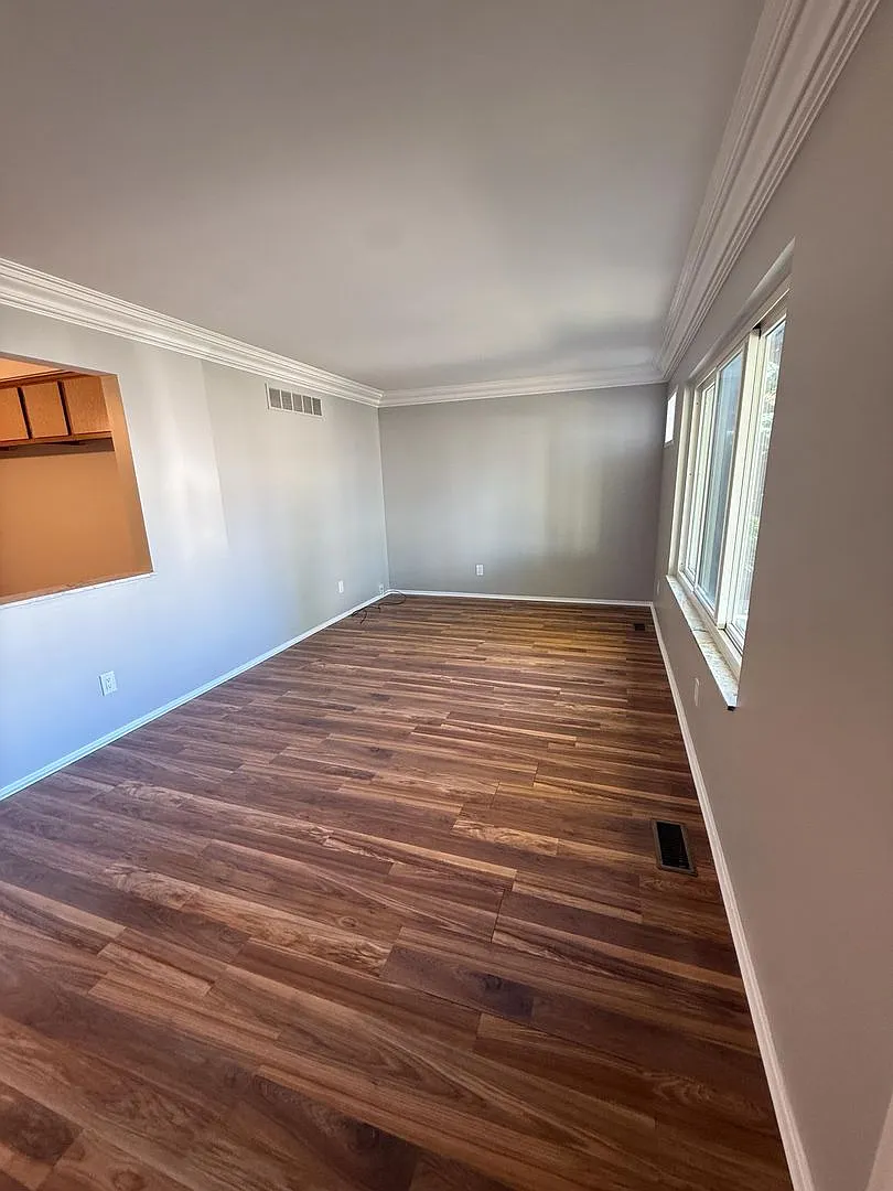 Charming 3 Bed, 1 Bath Corner Unit in Wyandotte — Photo 4