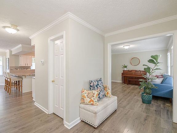 5th image of 140 Leslie Ln