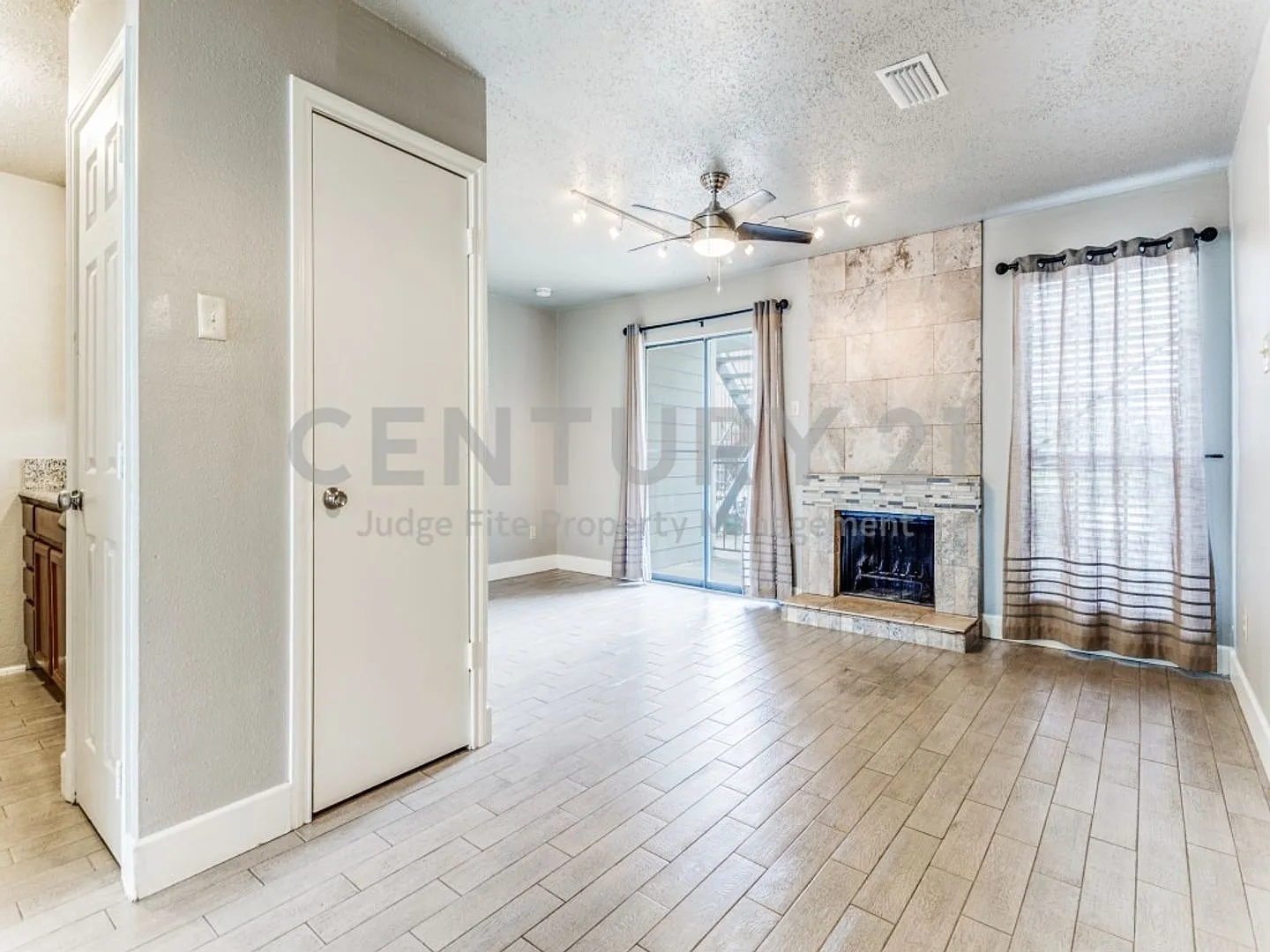 Beautiful 1/1 Condo in Prime Dallas Location For Rent! — Photo 3