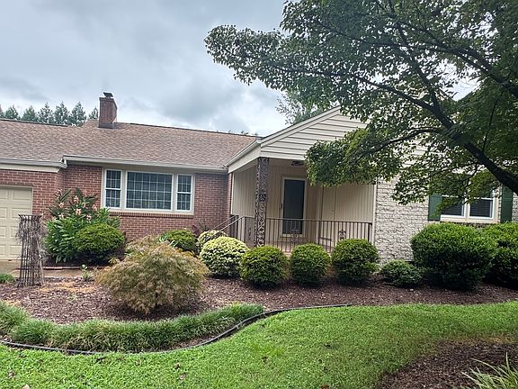Classic Green Valley Ranch with garage!