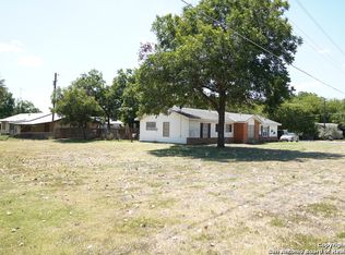 809 W Hondo Ave, Devine, TX 78016