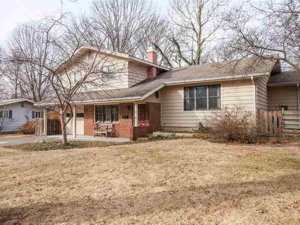 2826 Oregon Ln, Manhattan, KS 66502