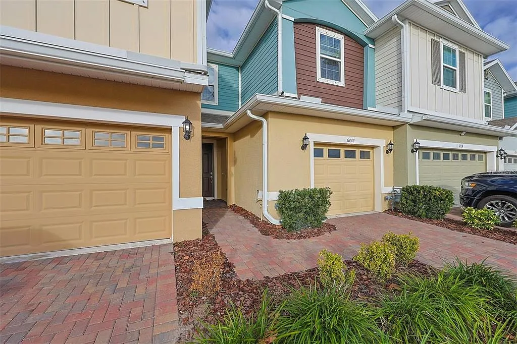 3 bed, 2.5 bath, 1617 sqft, $2,400 — Photo 1