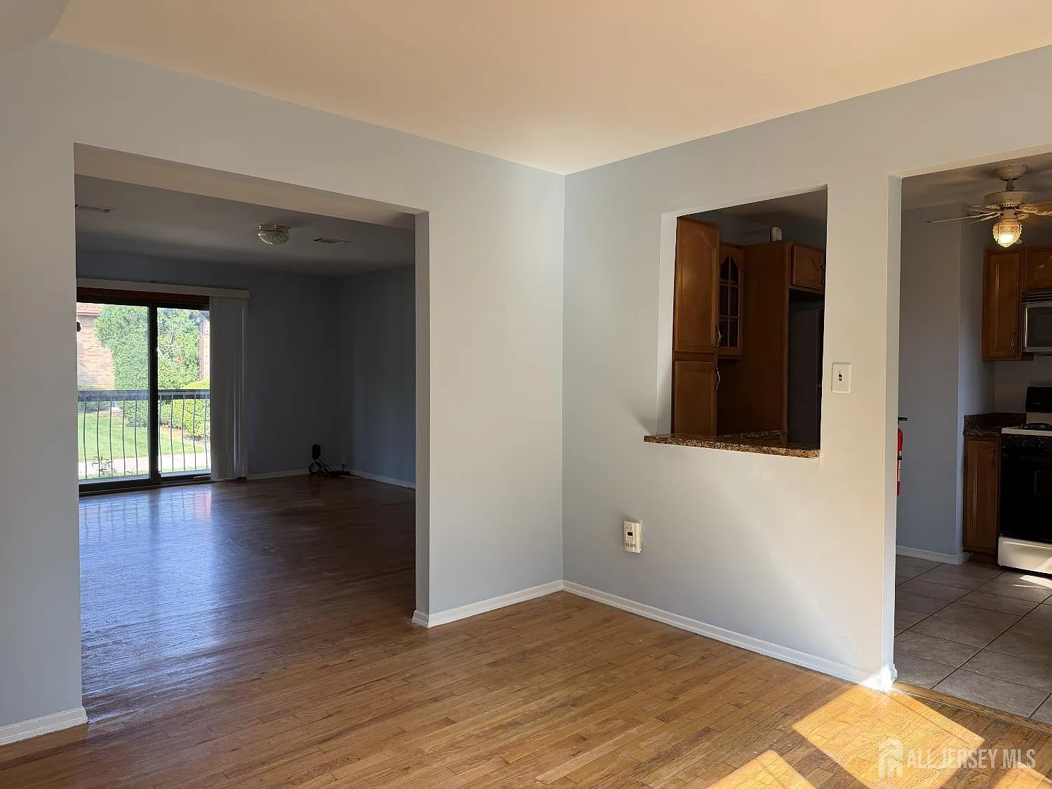 2 bed, 1.5 bath, 1077 sqft, $2,500 — Photo 4