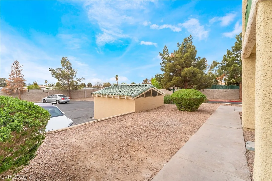 3 bed, 2.0 bath, 1197 sqft, $1,750 — Photo 3