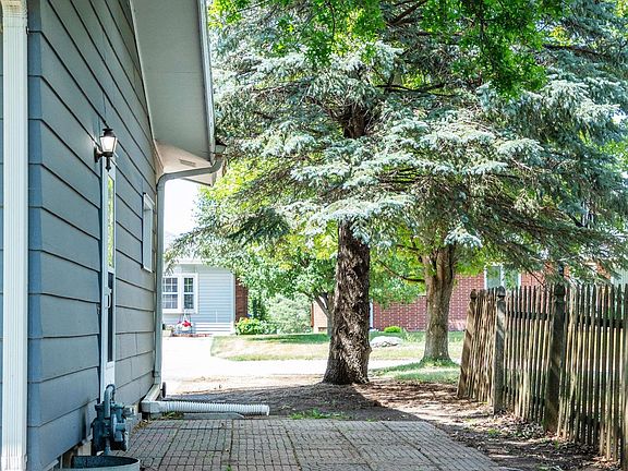 4th image of 102 Crestwood Ave