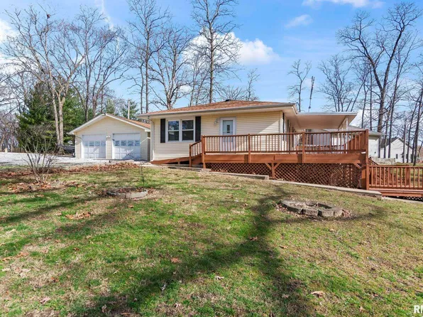 15959 N Lake Rd, Girard, IL 62640
