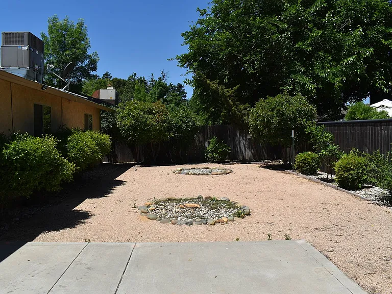 1037 Eisenhower Way — Photo 16