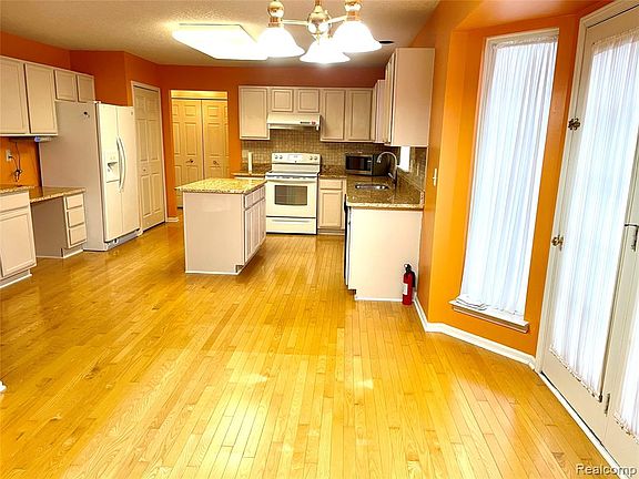 3rd image of 4822 Hillway Ct