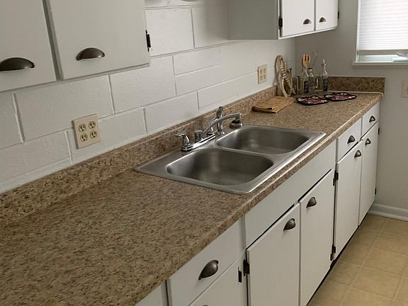 Freshly painted cupboards, clean kitchen!