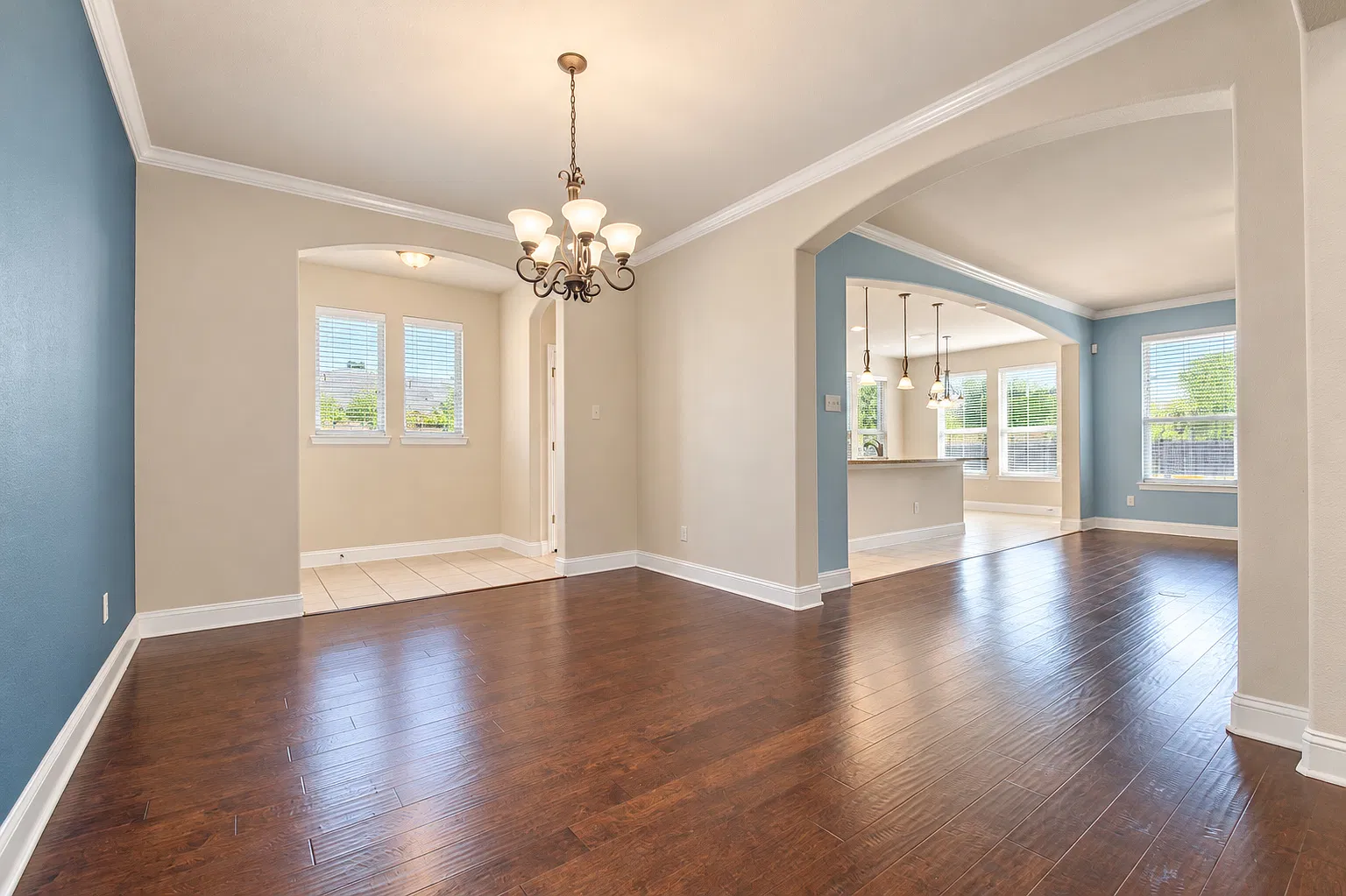 4 bed, 2.5 bath, 2921 sqft, $3,200 — Photo 2
