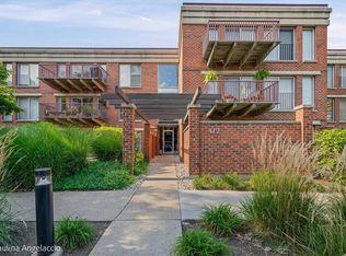 412 Kelburn Rd APT 212, Deerfield, IL 60015