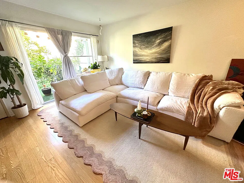 1 bed, 1.0 bath, 900 sqft, $3,975 — Photo 1