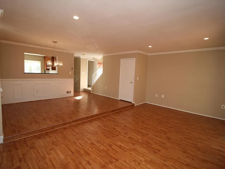 512 Suffield Dr — Photo 4