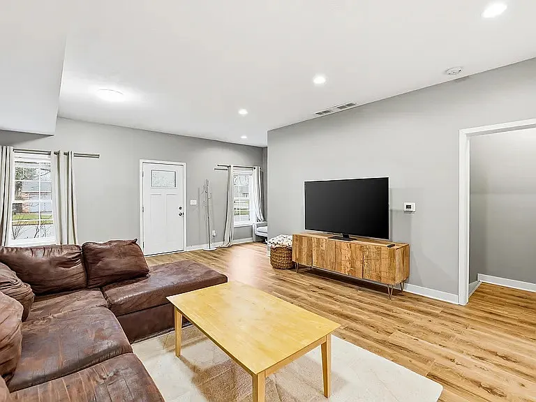 164 Wexford St SE — Photo 1