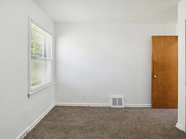 19400 Harlow St — Photo 9
