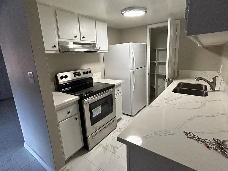6749 W Devonshire Ave — Photo 8