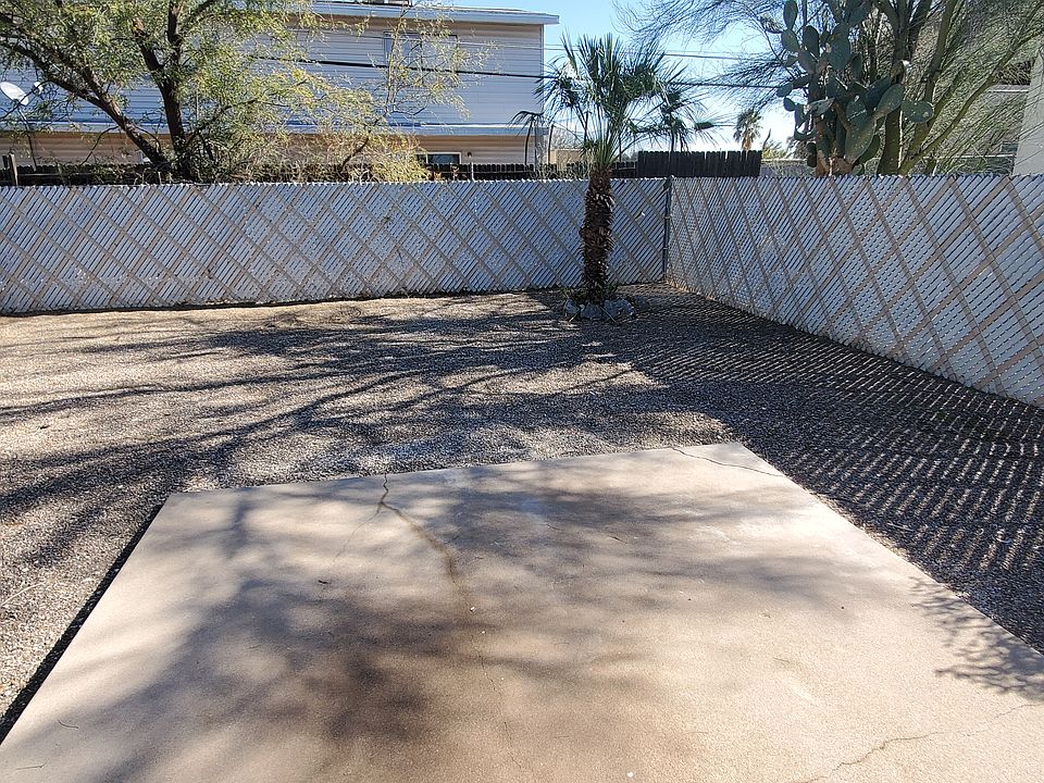 Very Large fenced backyard and Patio