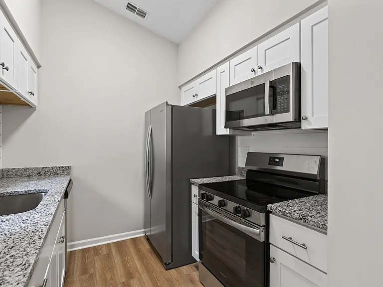 506 Biltmore Dr — Photo 3